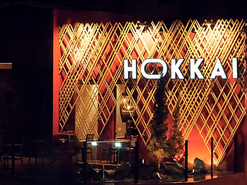 A foto mostra o interior de um restaurante japonês de Foz do Iguaçu chamado Sushi Hokkai