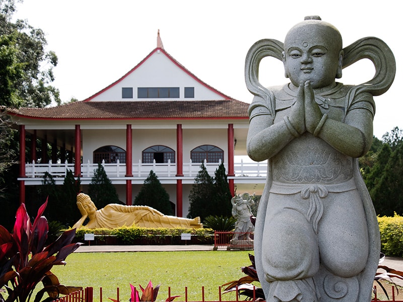 A foto mostra a frente do templo budista Chen Tien em Foz do Iguaçu