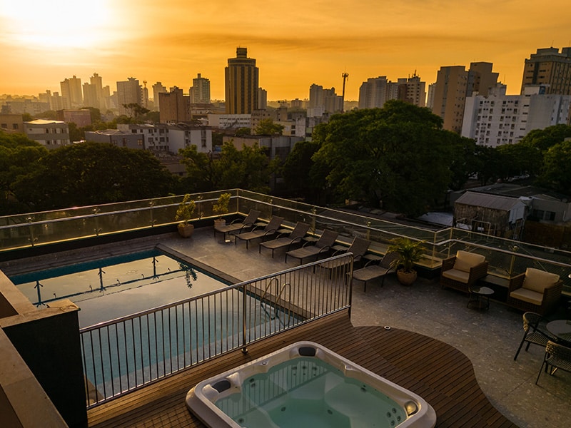 A foto mostra o terraço do Del Rey Quality Hotel, com sua piscina aquecida e uma Jacuzzi