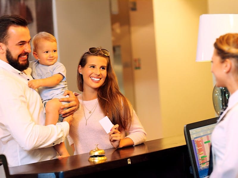 familia-recepcao-hotel