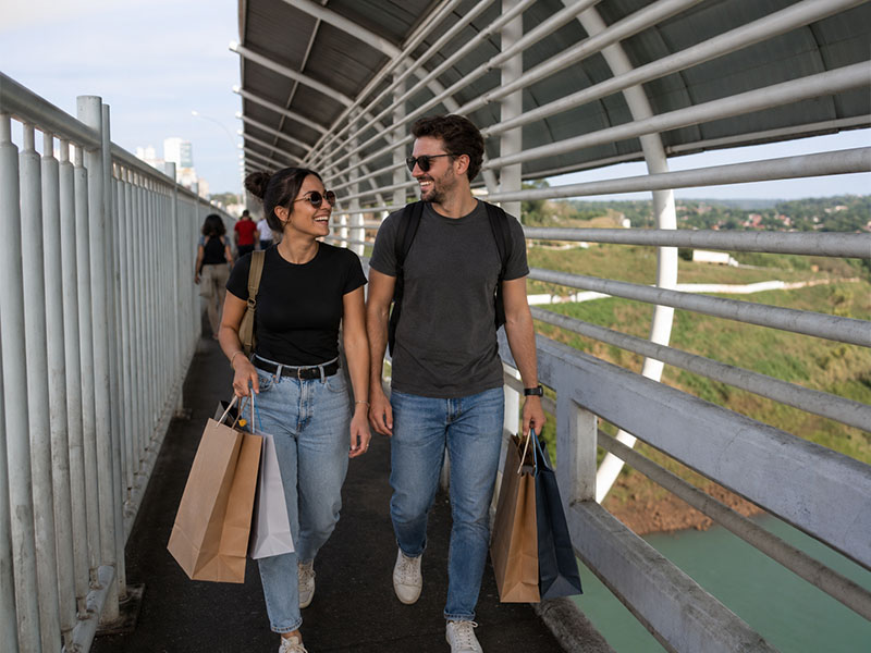 Casal em cima da Ponte da Amizade, fronteira entre o Brasil e Paraguai.